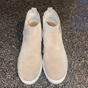 Birdies The Falcon in Almond Milk